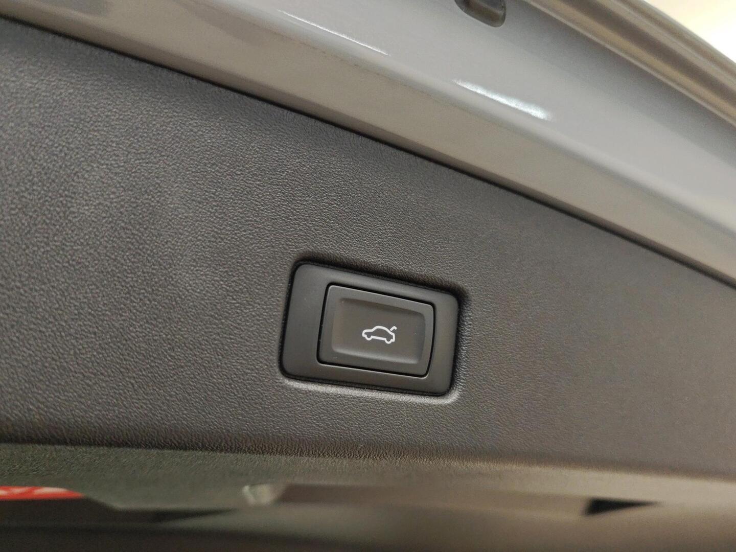 AUDI Q4 e-tron 2021