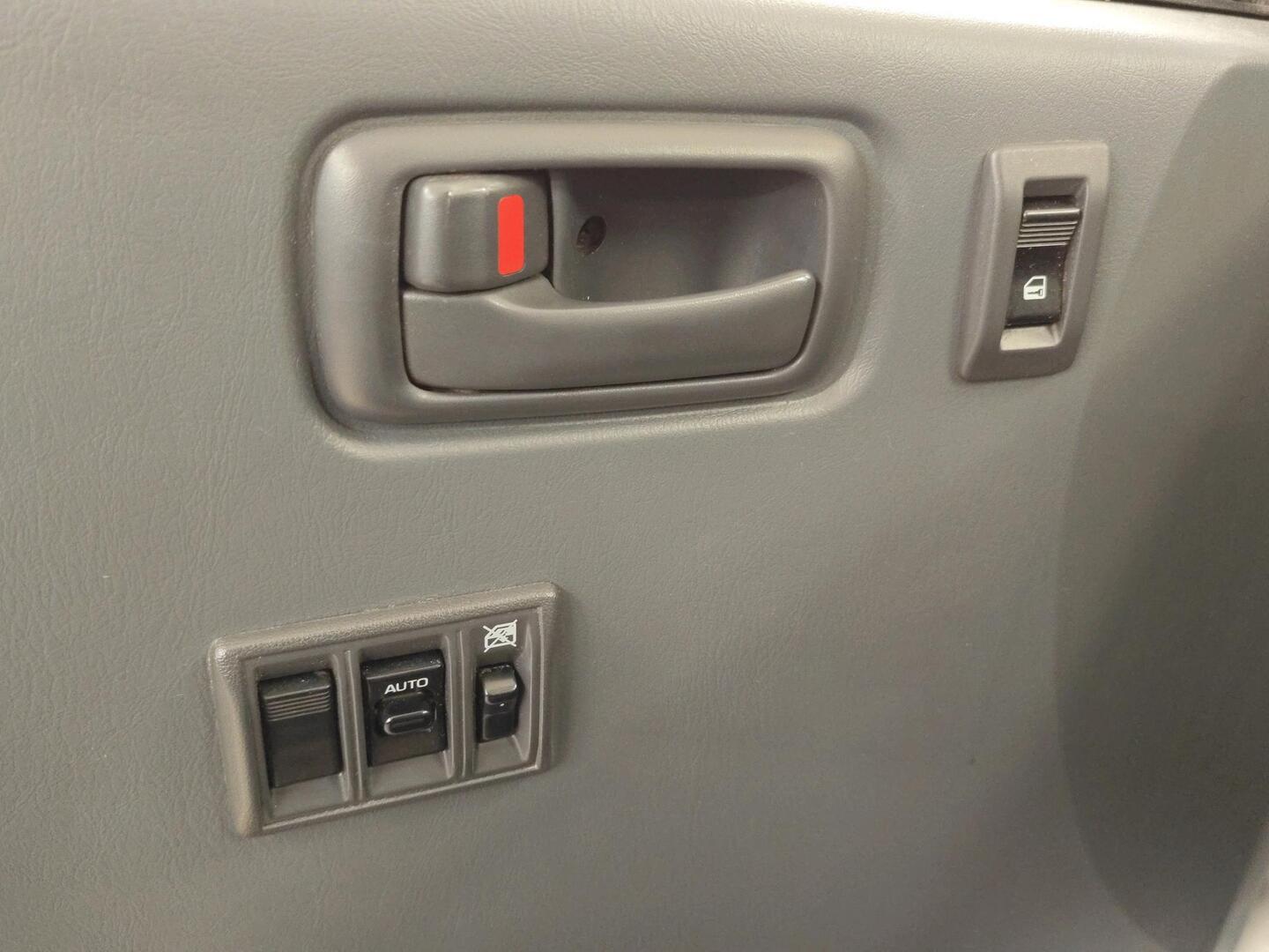 TOYOTA HIACE 2006