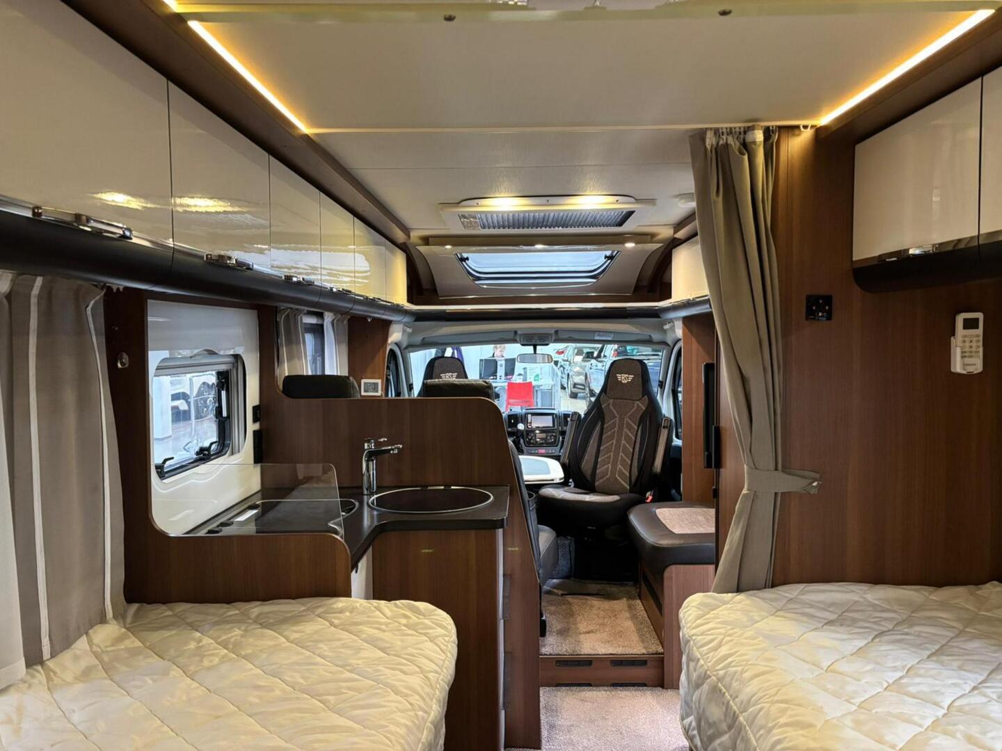 LMC CRUISER T711 PREMIUM 2017