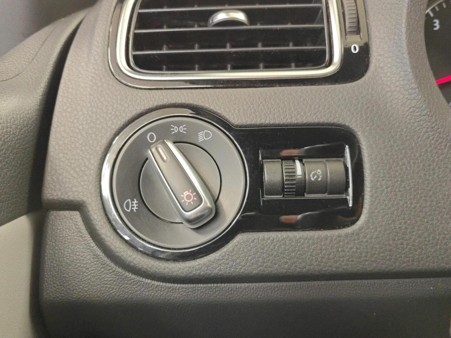 VOLKSWAGEN Polo 2014