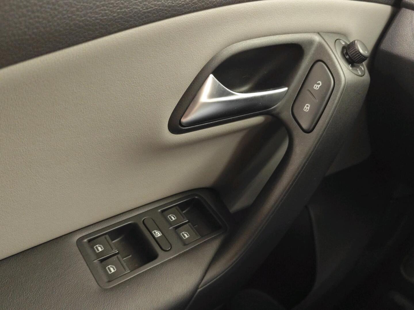 VOLKSWAGEN Polo 2014