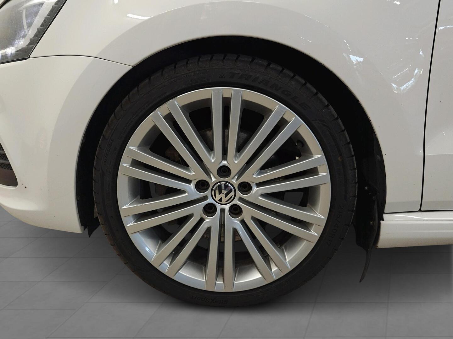 VOLKSWAGEN Polo 2014