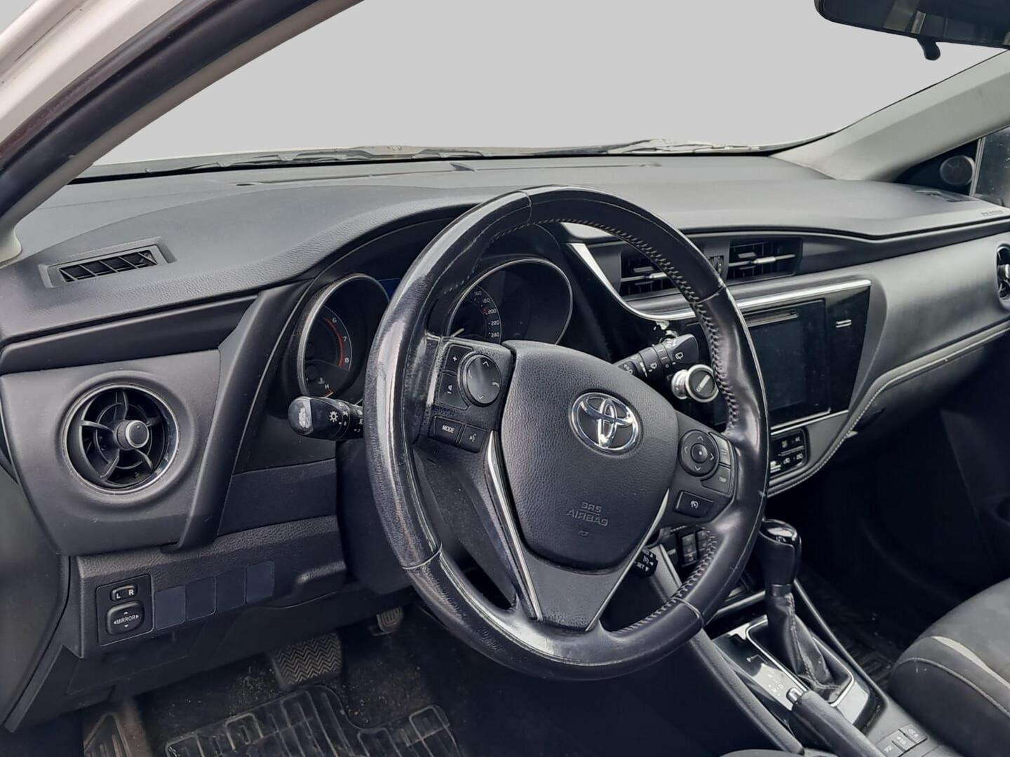 TOYOTA Auris 2015