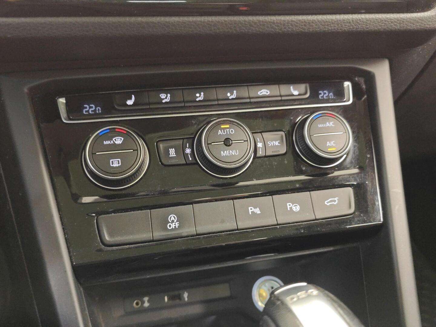 VOLKSWAGEN Touran 2017