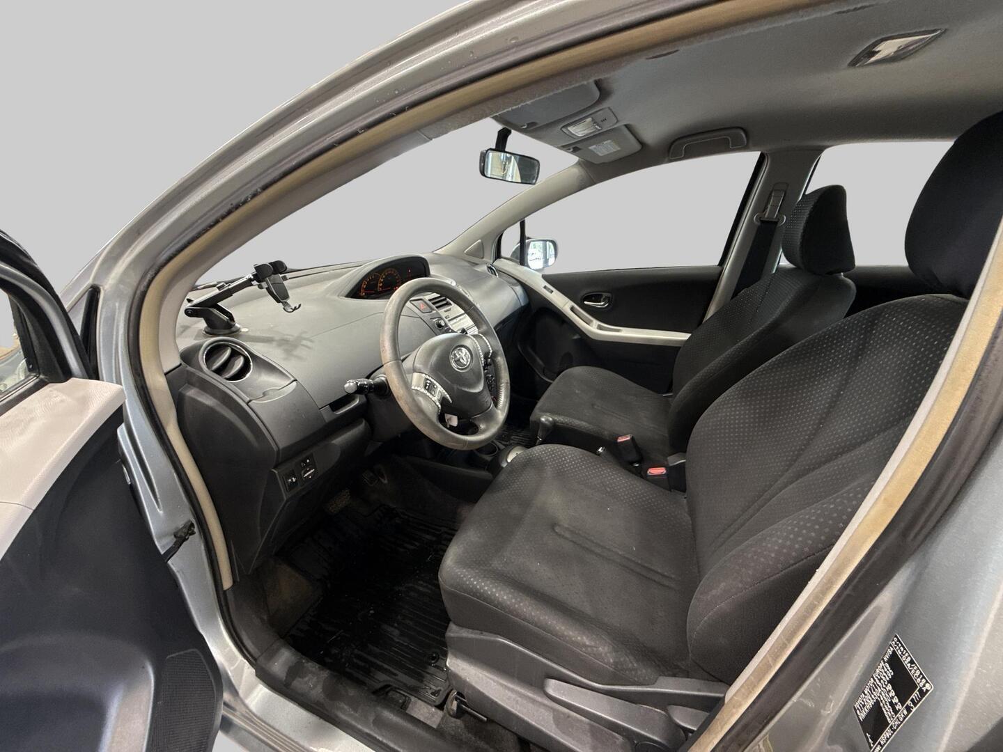 TOYOTA Yaris 2011