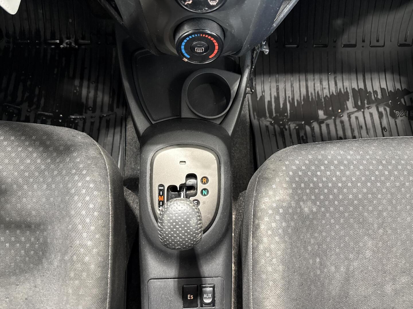 TOYOTA Yaris 2011