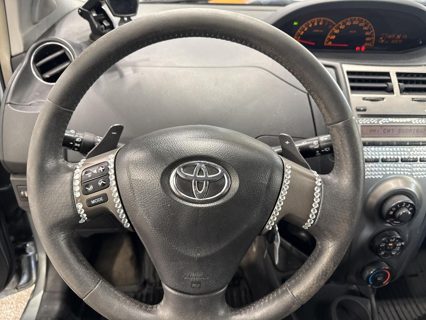 TOYOTA Yaris 2011