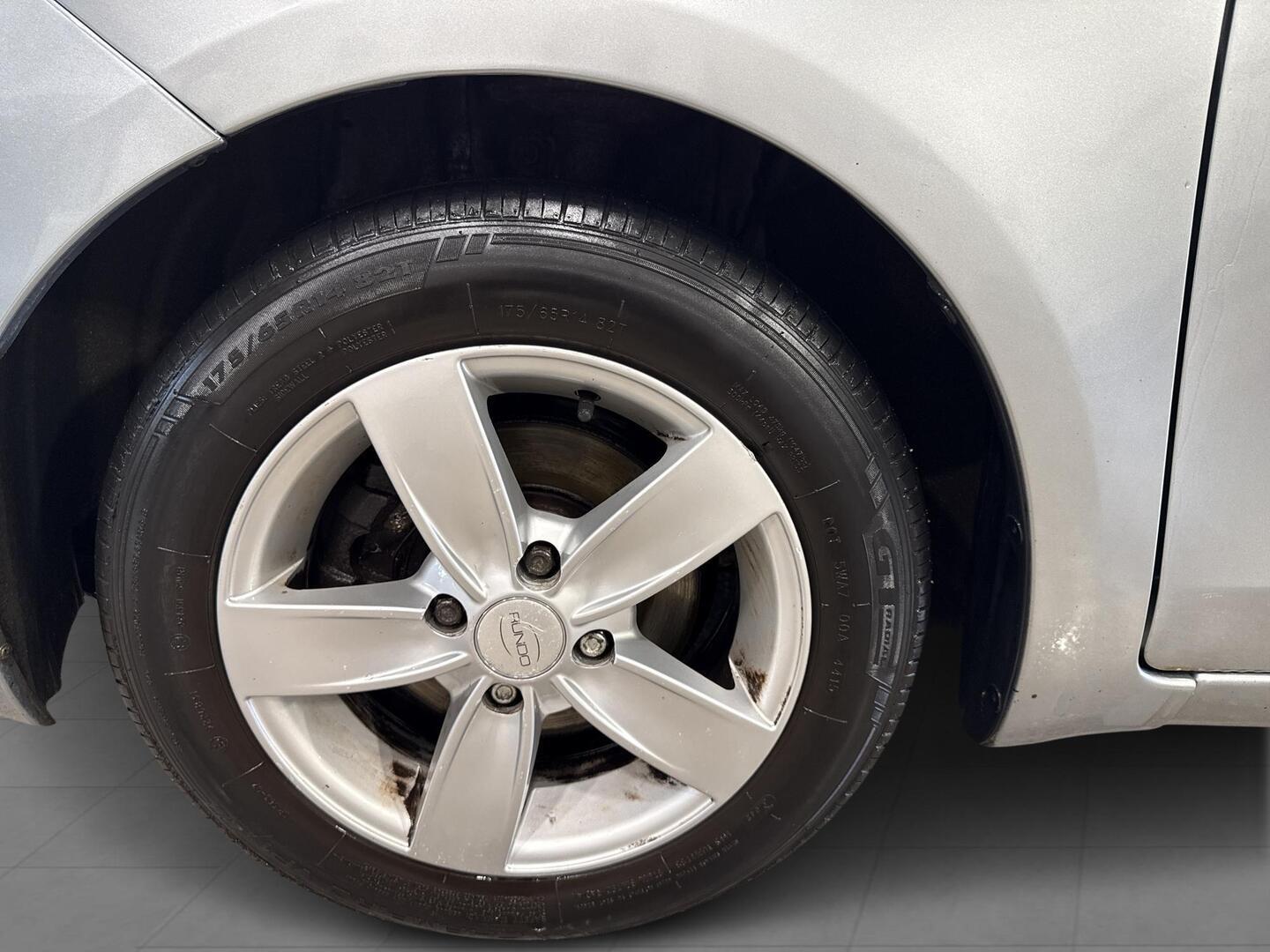 TOYOTA Yaris 2011