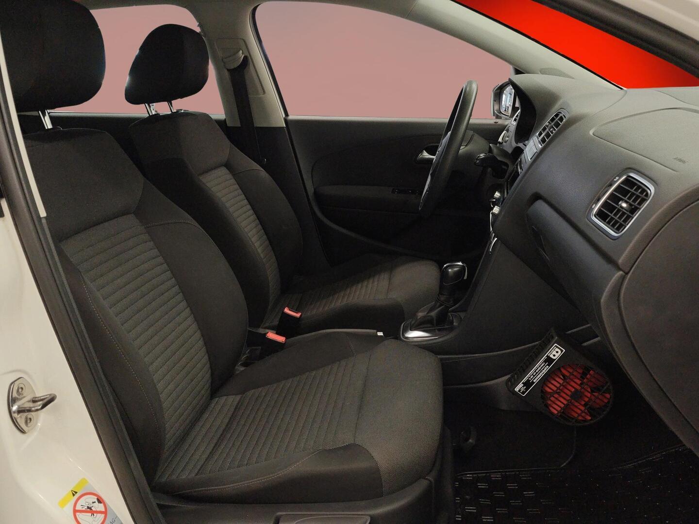 VOLKSWAGEN Polo 2012