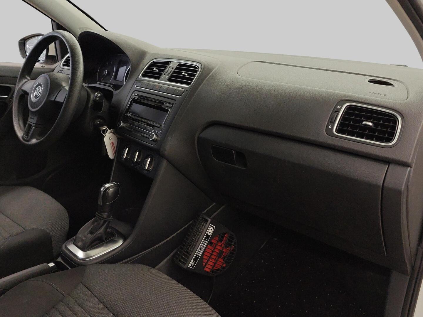 VOLKSWAGEN Polo 2012