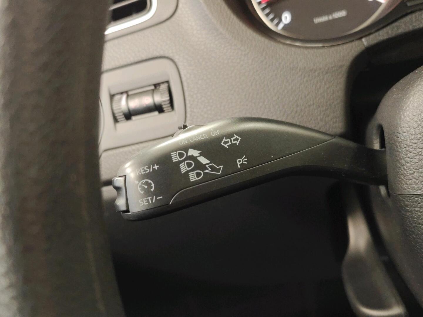 VOLKSWAGEN Polo 2012