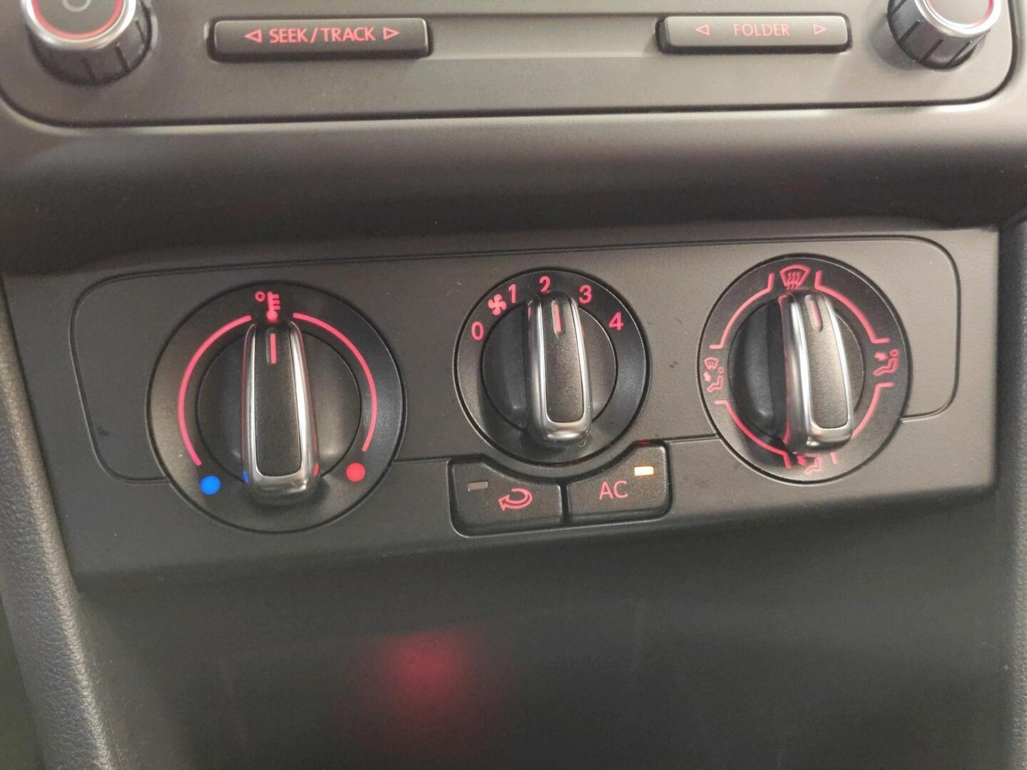 VOLKSWAGEN Polo 2012