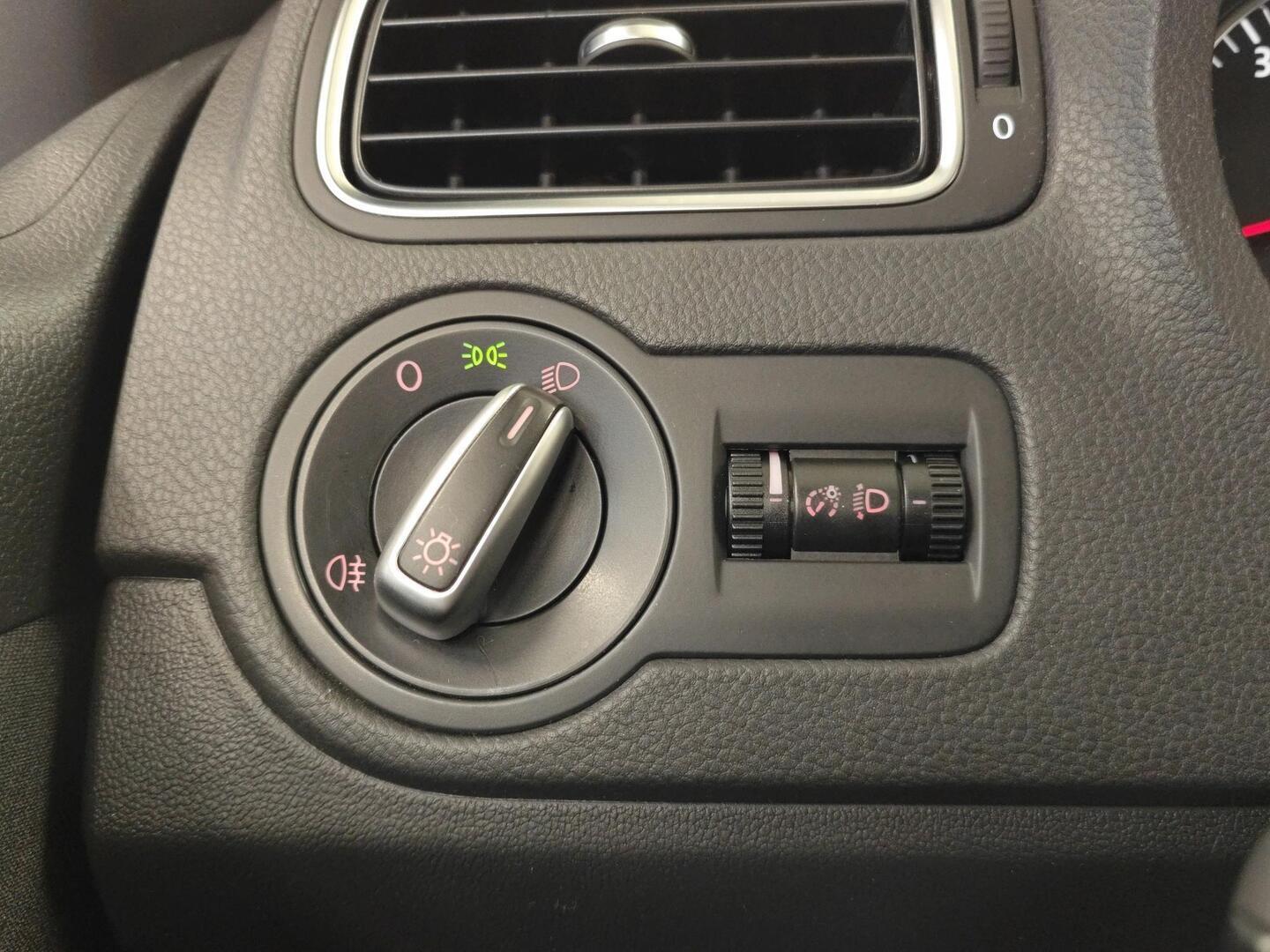 VOLKSWAGEN Polo 2012