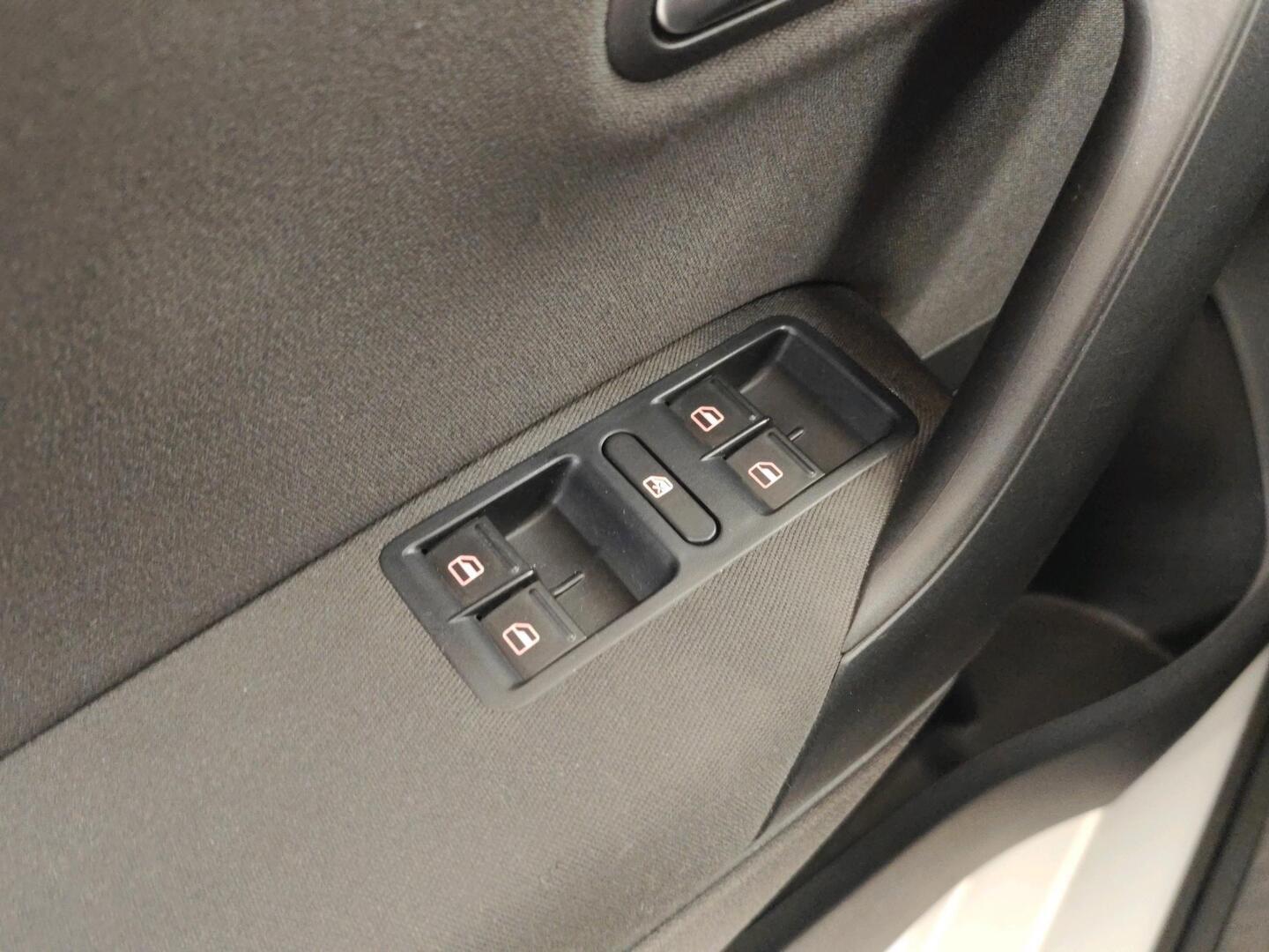 VOLKSWAGEN Polo 2012