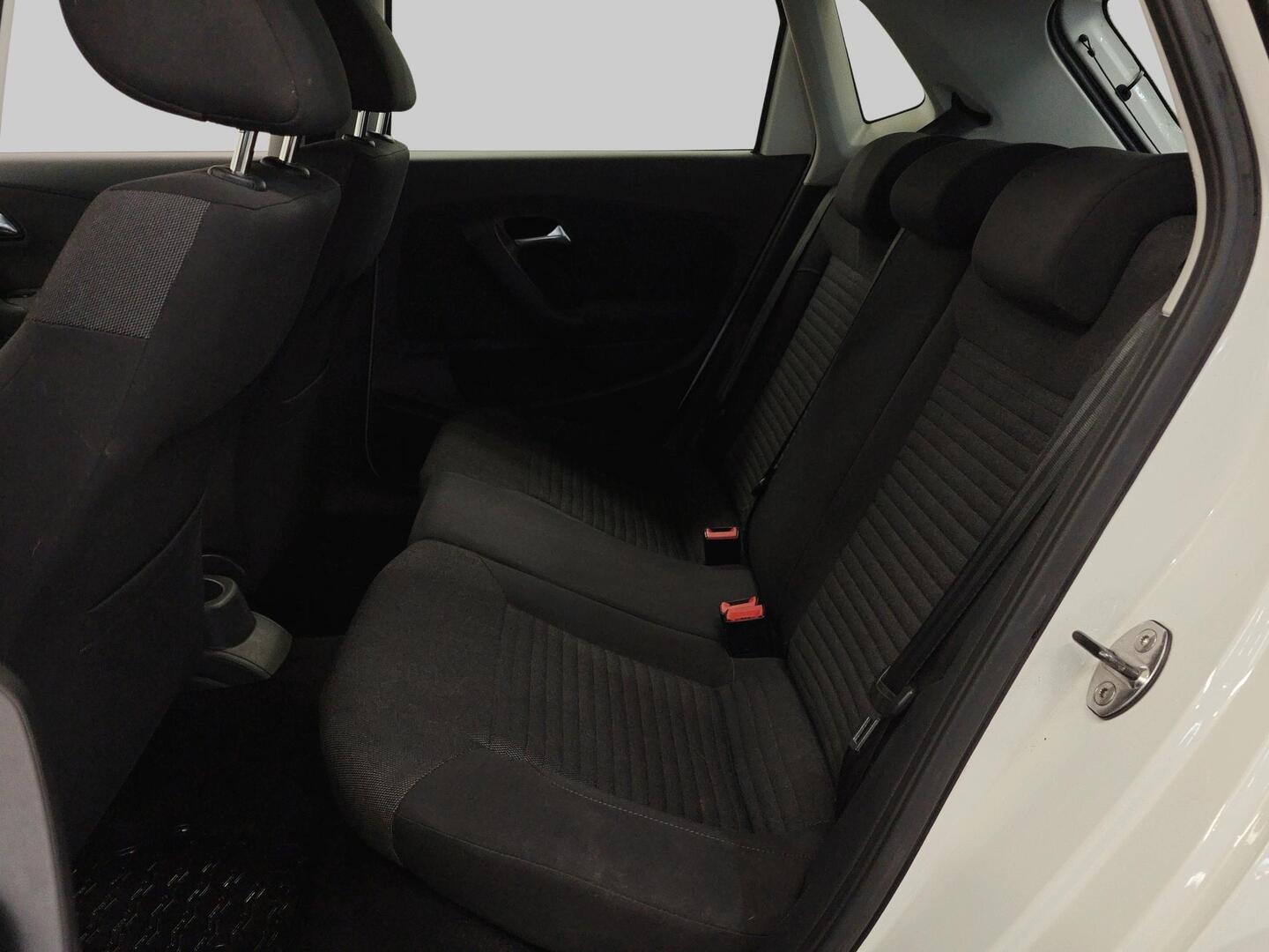 VOLKSWAGEN Polo 2012