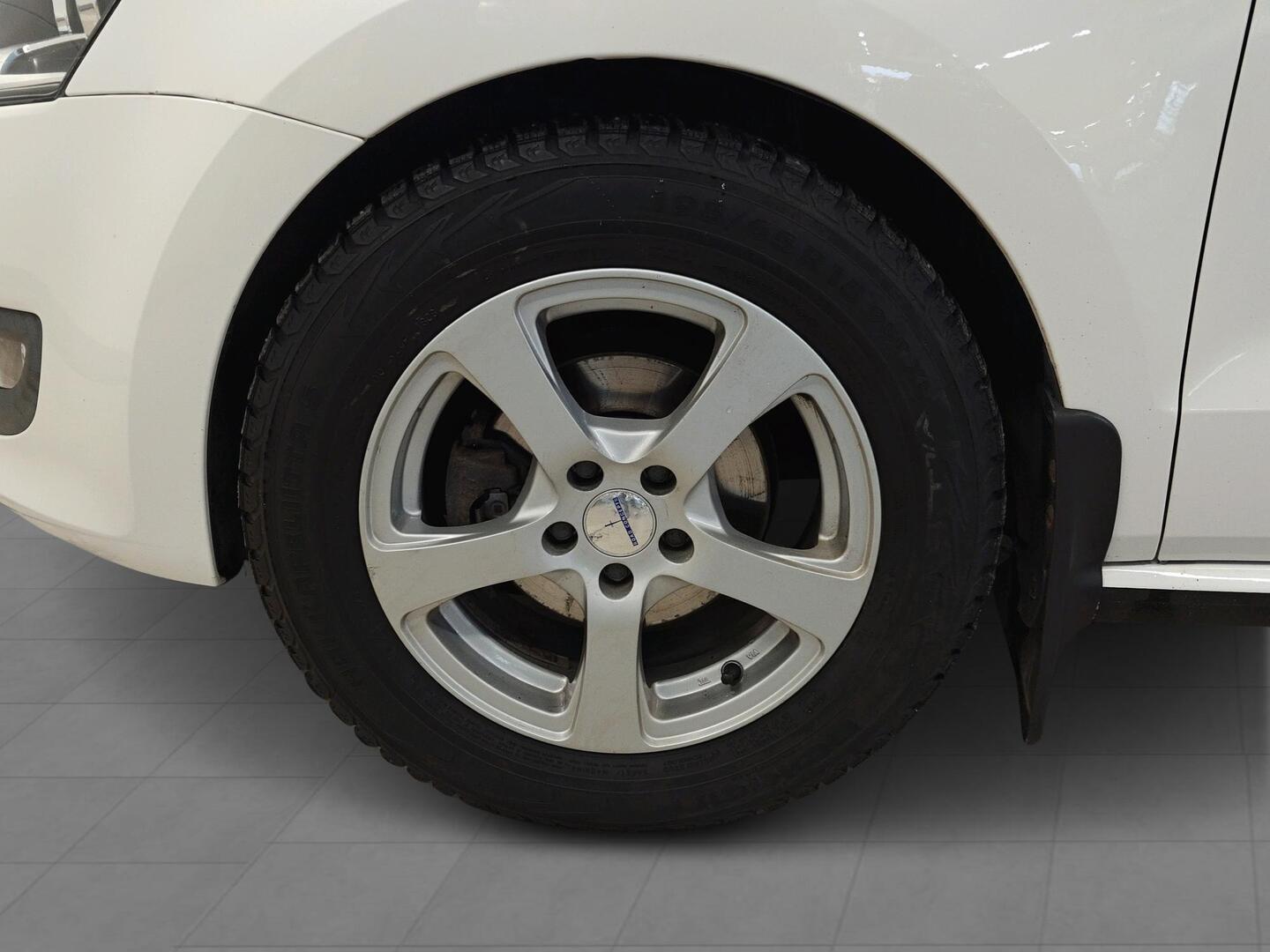 VOLKSWAGEN Polo 2012