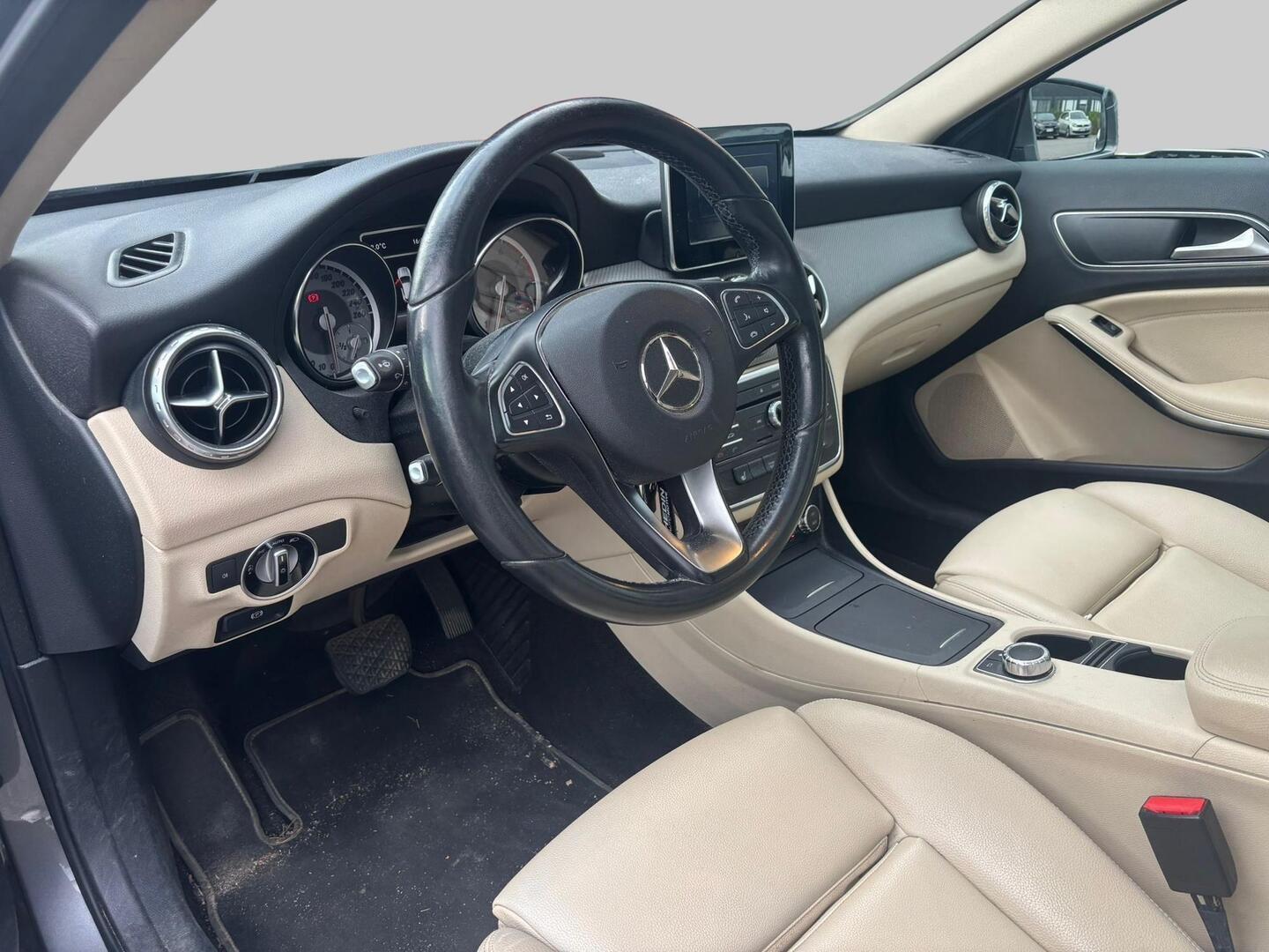 MERCEDES-BENZ GLA 2016