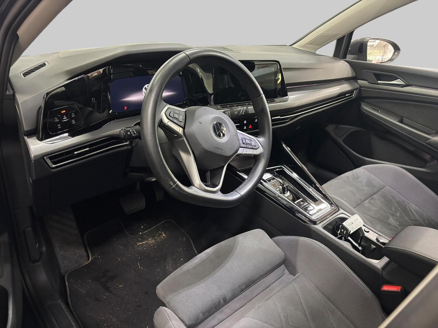VOLKSWAGEN Golf 2023