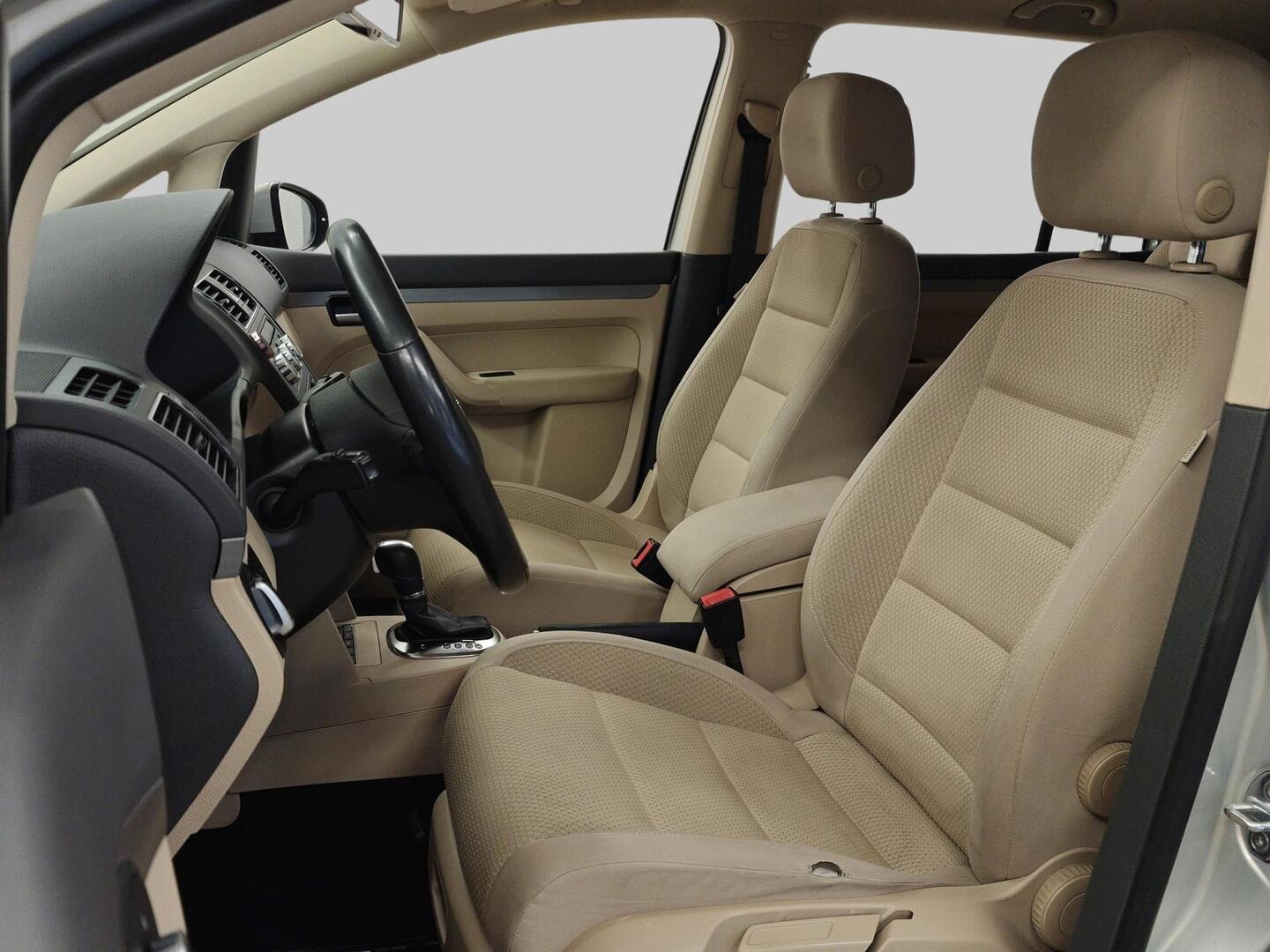 VOLKSWAGEN Touran 2013
