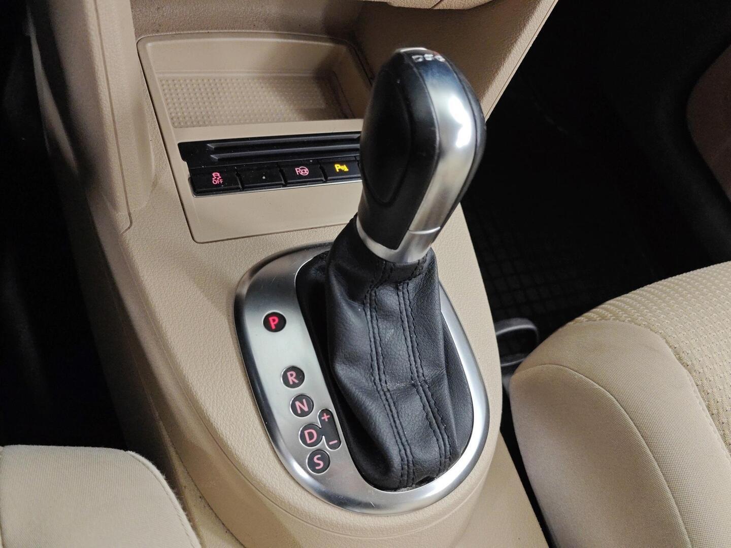 VOLKSWAGEN Touran 2013