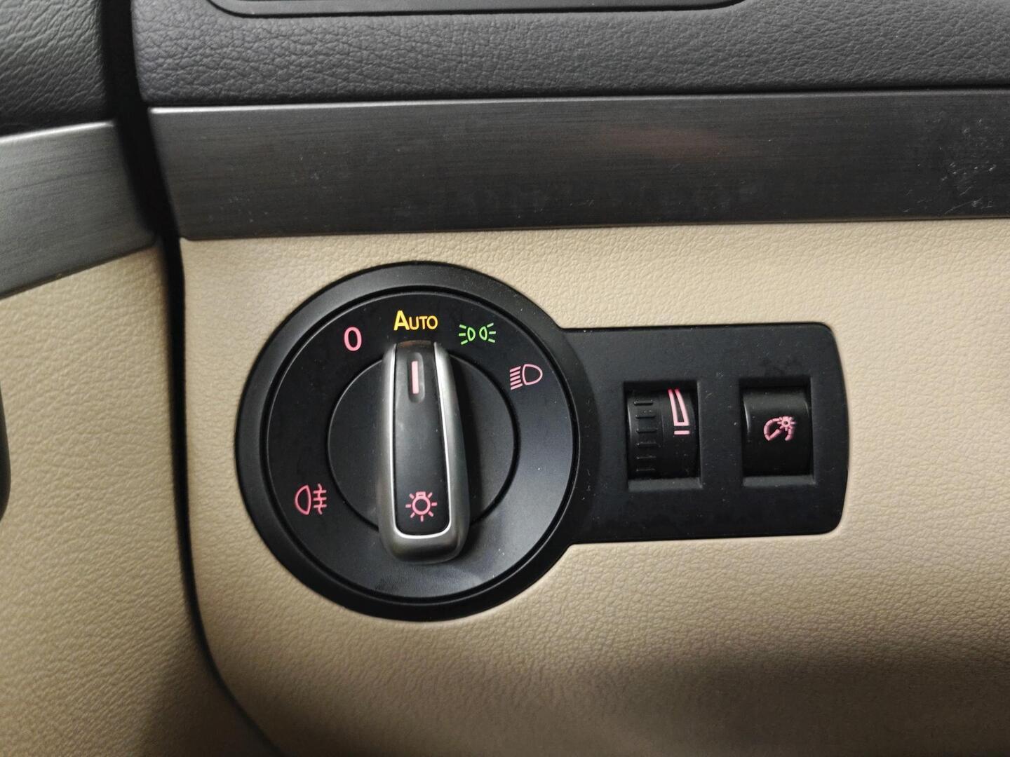 VOLKSWAGEN Touran 2013