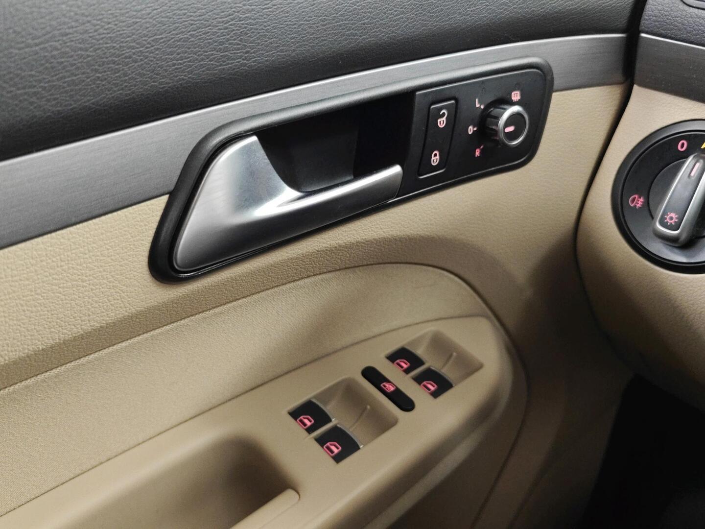 VOLKSWAGEN Touran 2013
