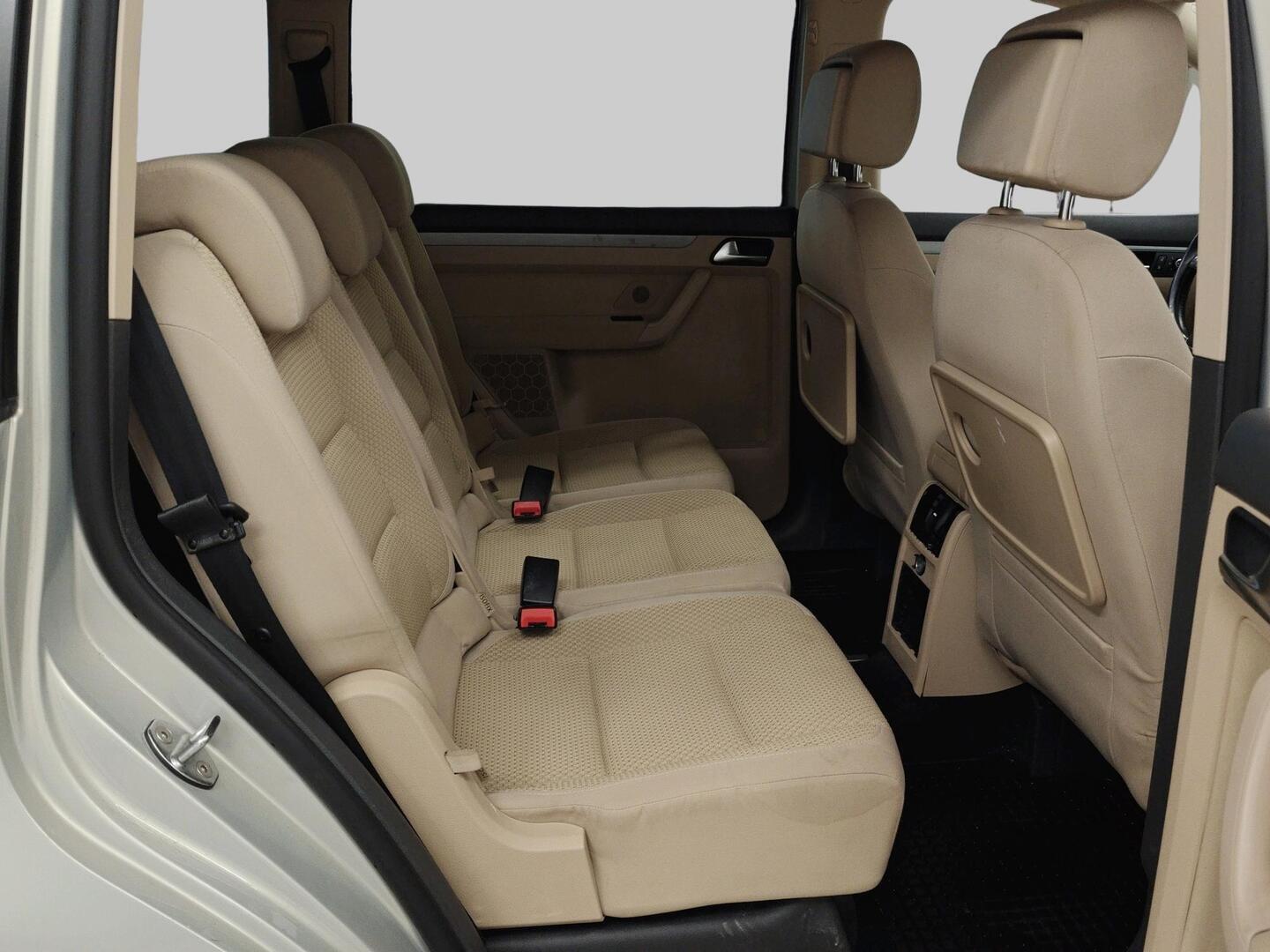 VOLKSWAGEN Touran 2013