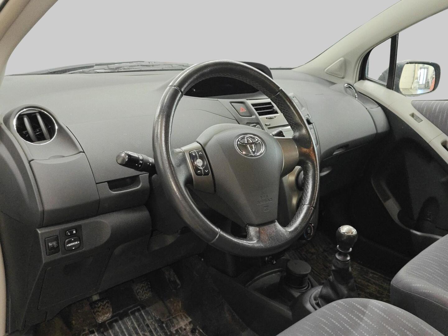 TOYOTA Yaris 2009