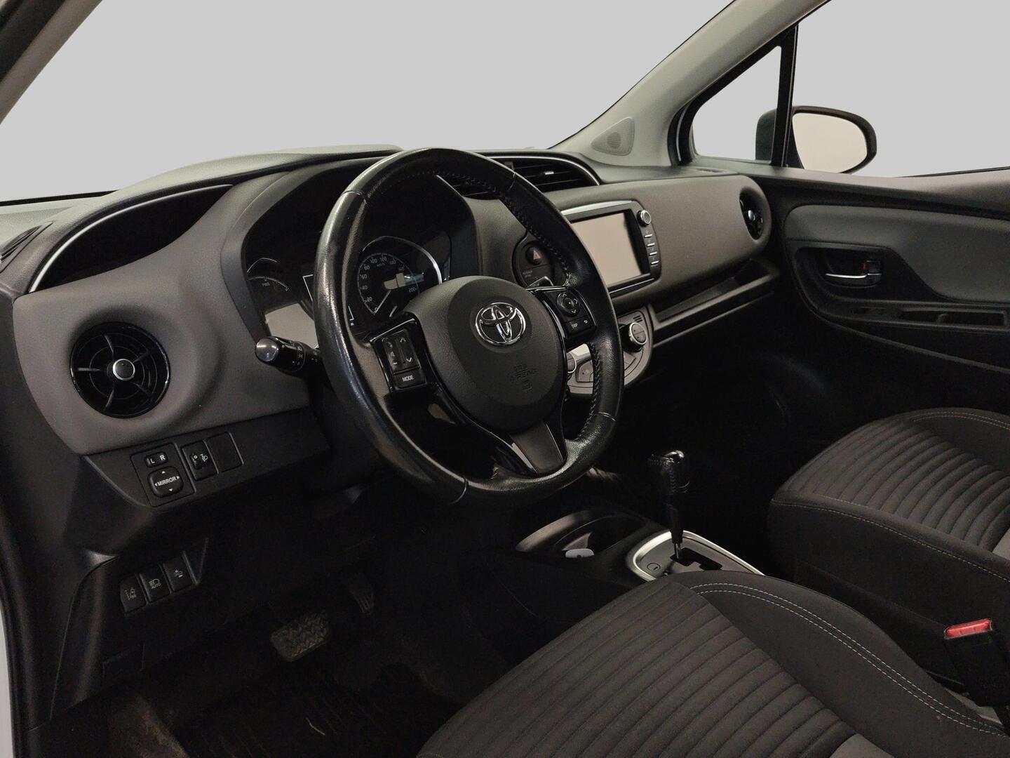 TOYOTA Yaris 2017