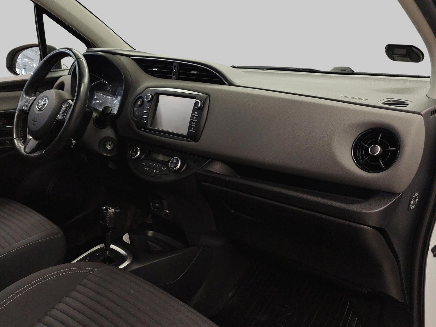 TOYOTA Yaris 2017