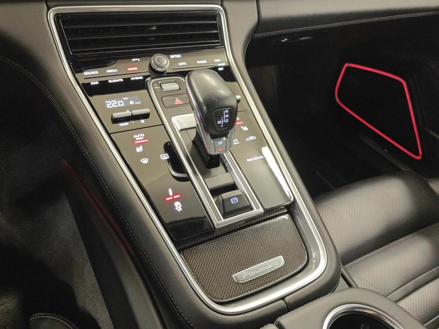 PORSCHE Panamera 2018