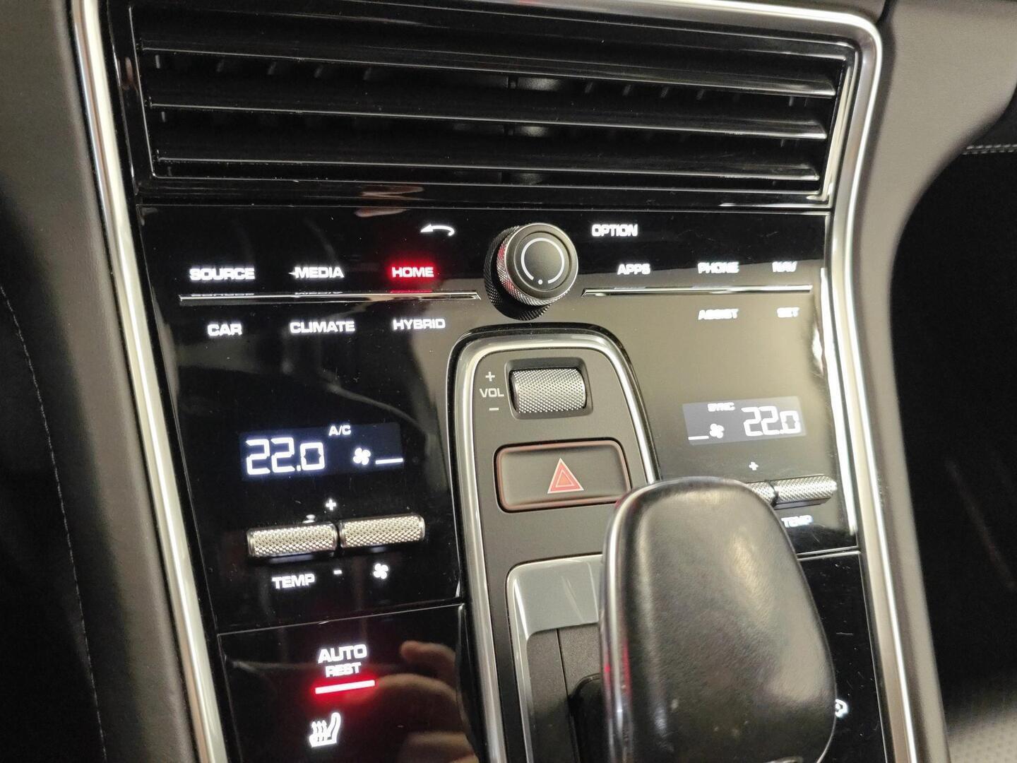 PORSCHE Panamera 2018