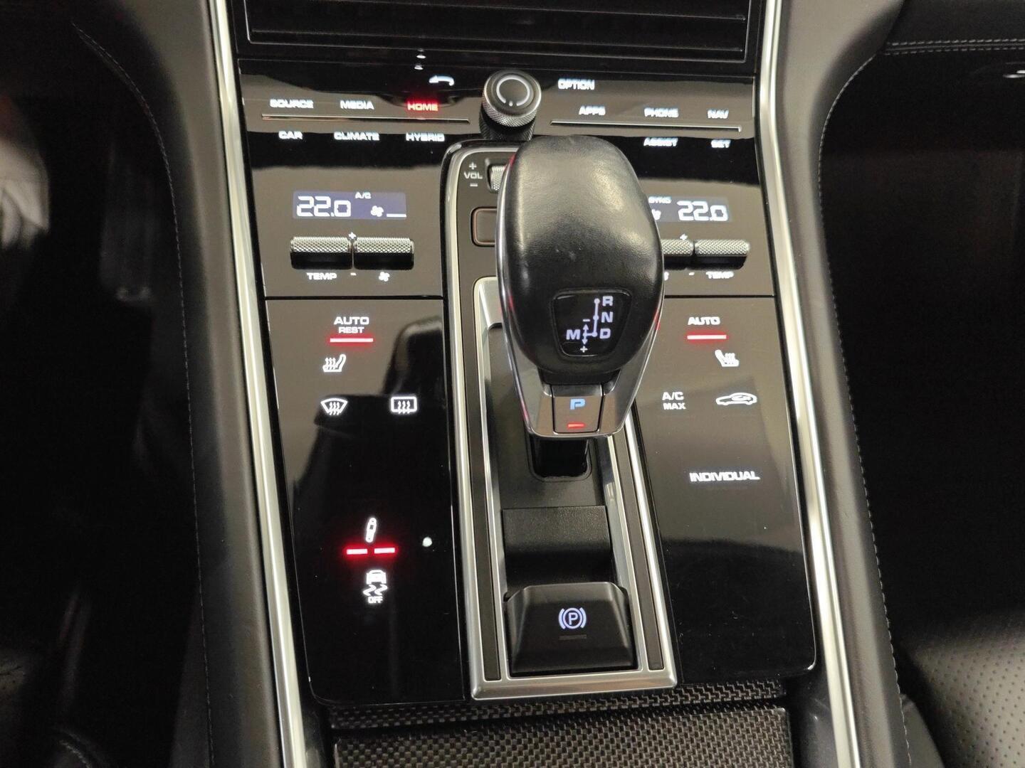 PORSCHE Panamera 2018