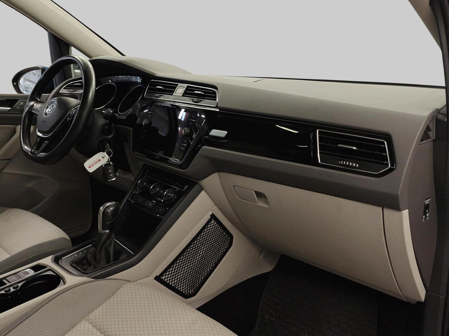 VOLKSWAGEN Touran 2018