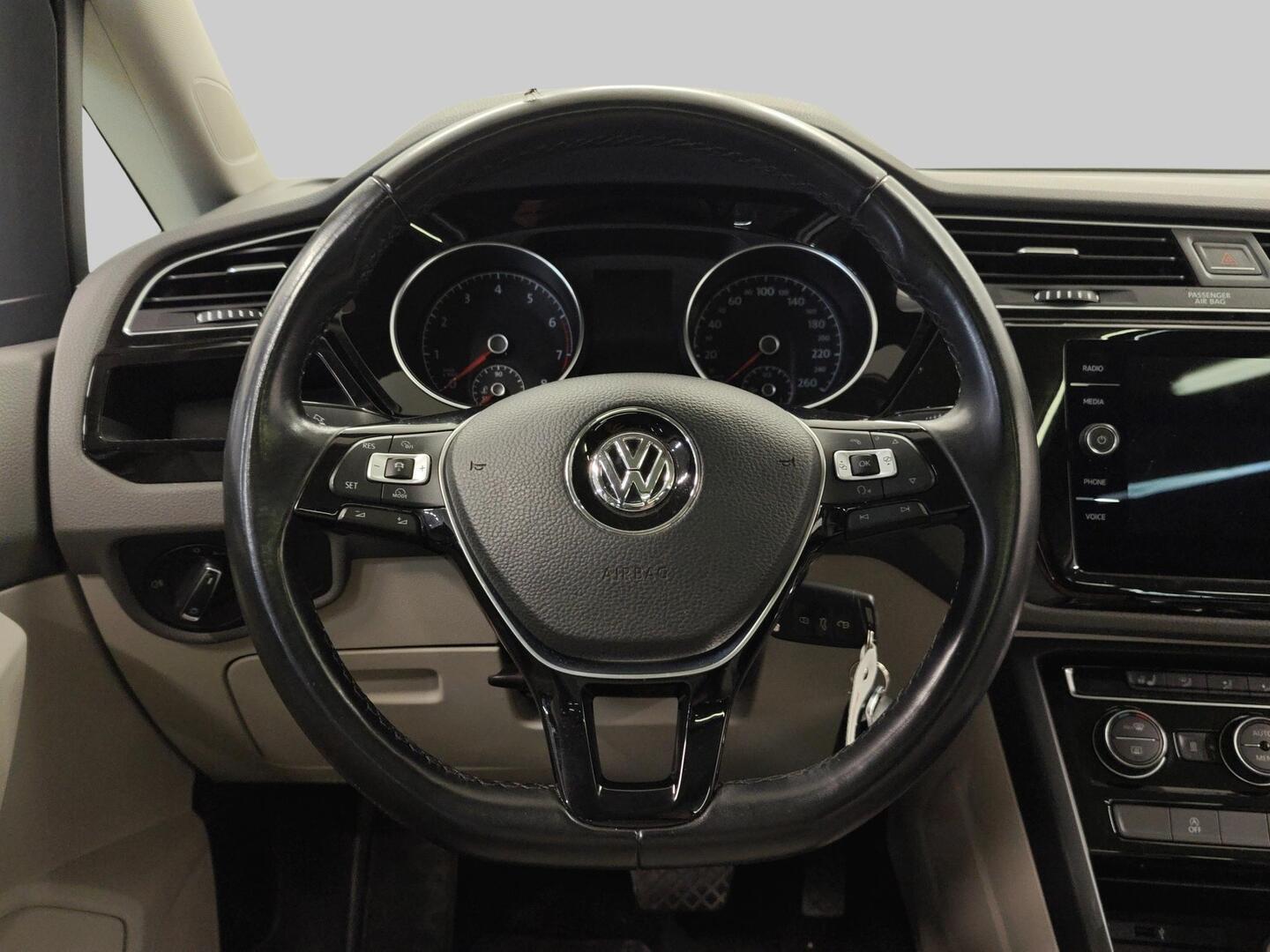 VOLKSWAGEN Touran 2018