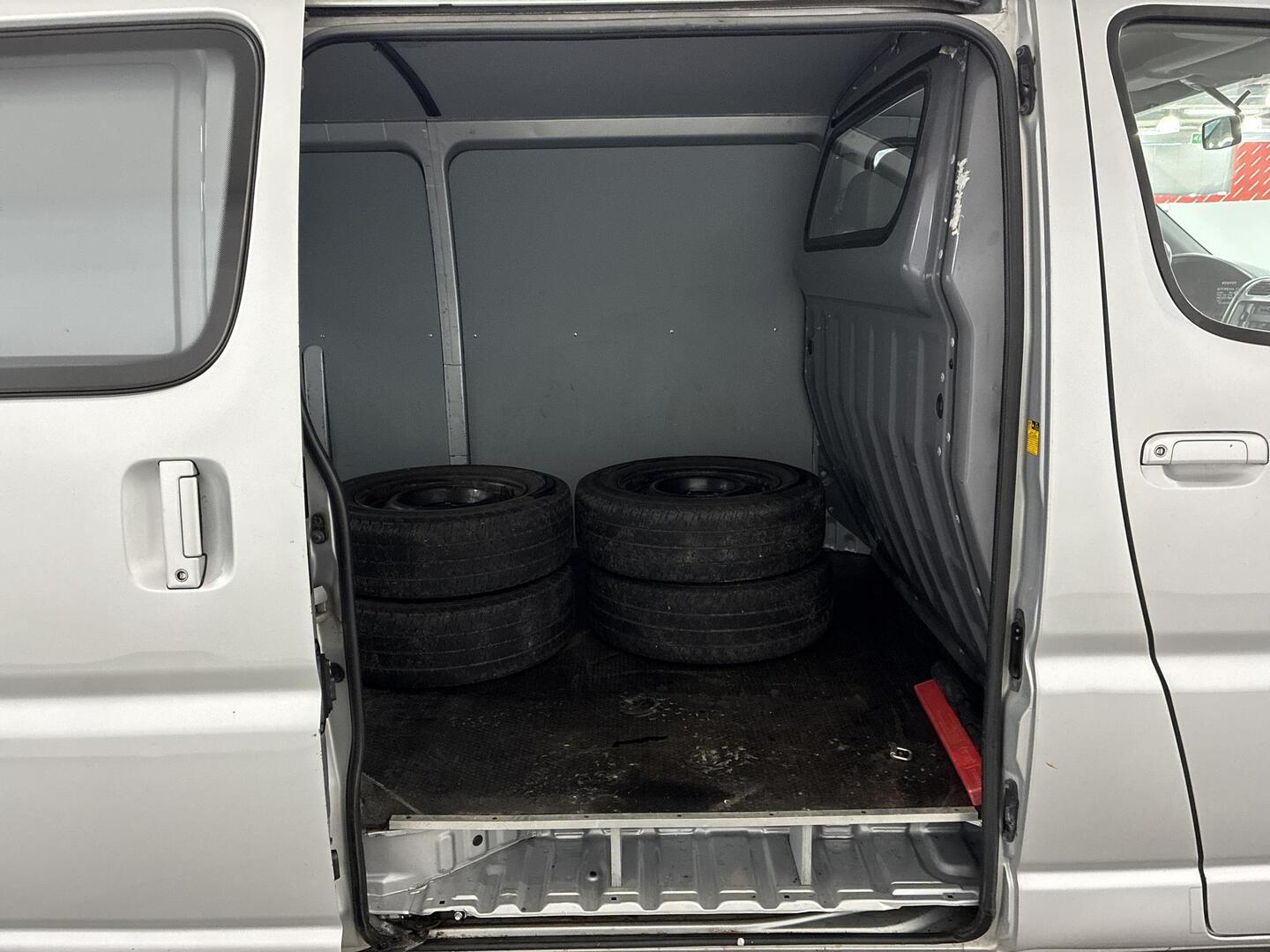 TOYOTA Hiace 2008