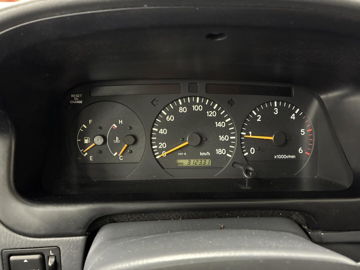 TOYOTA Hiace 2008