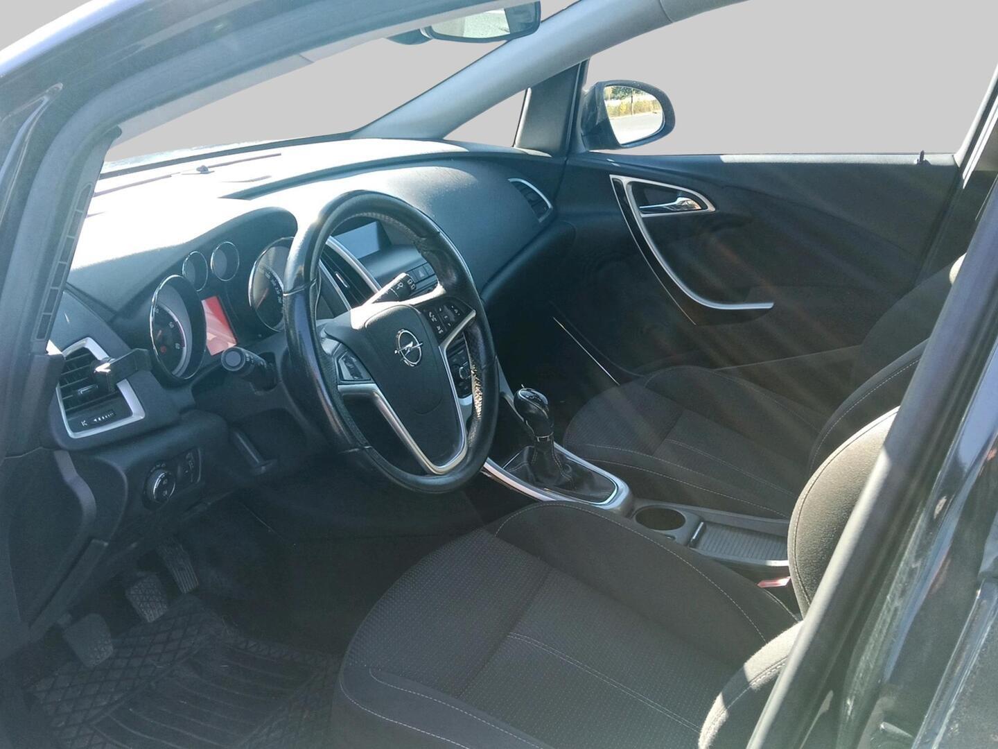 OPEL Astra 2011