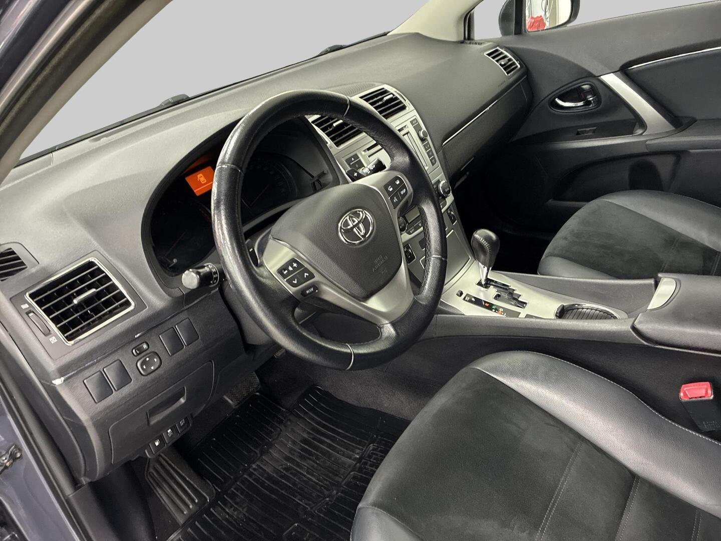 TOYOTA Avensis 2015