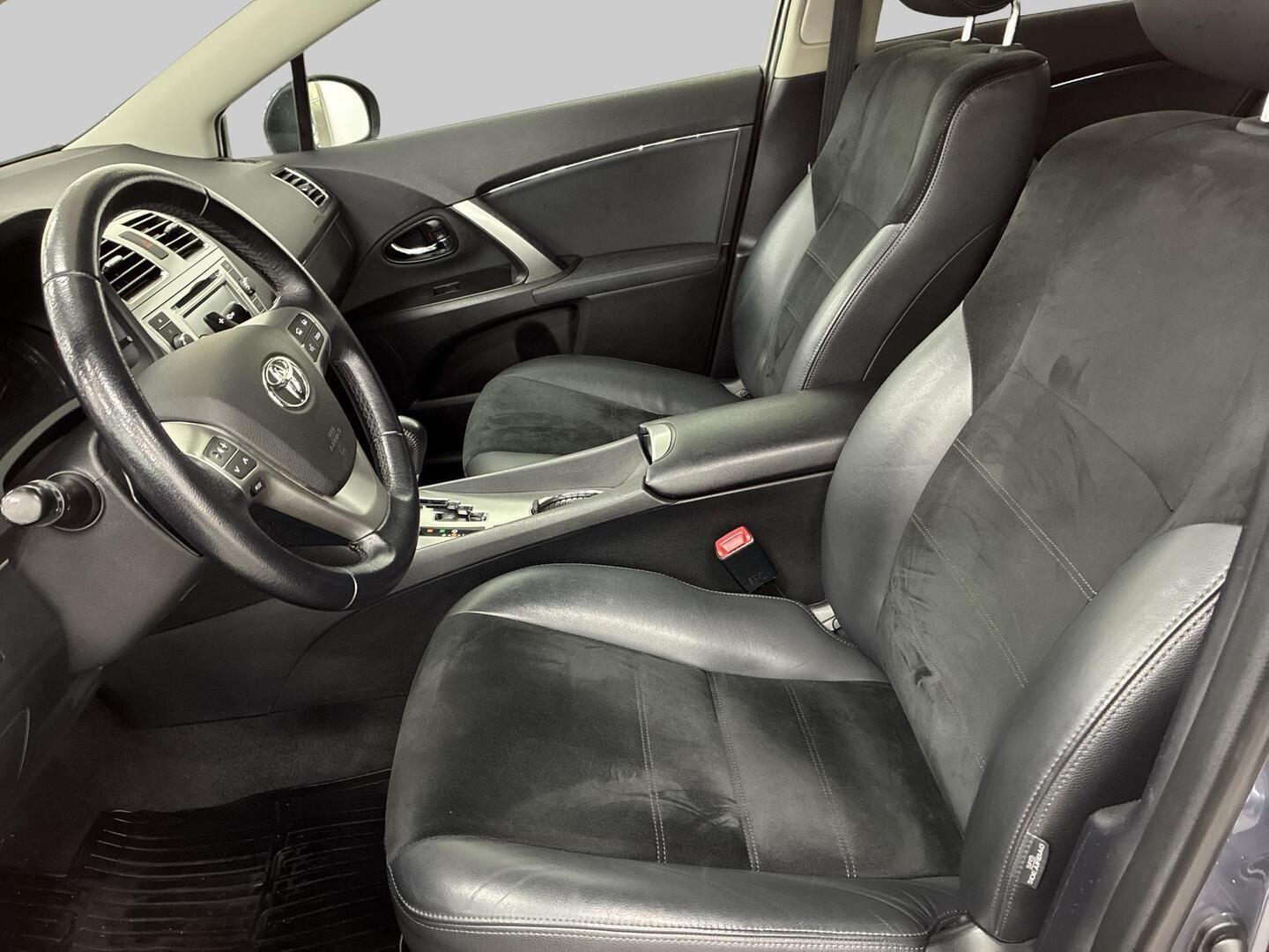TOYOTA Avensis 2015