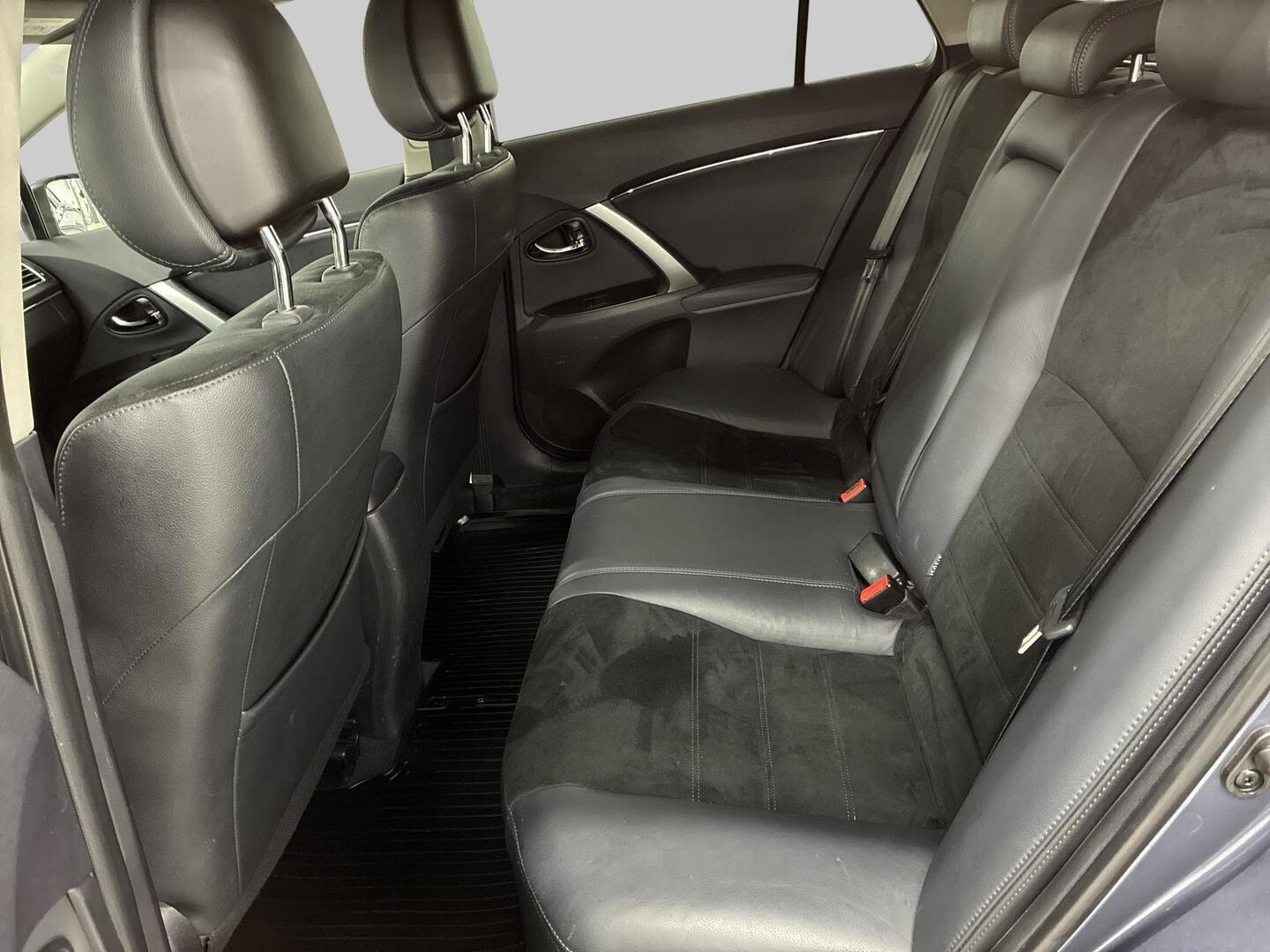 TOYOTA Avensis 2015