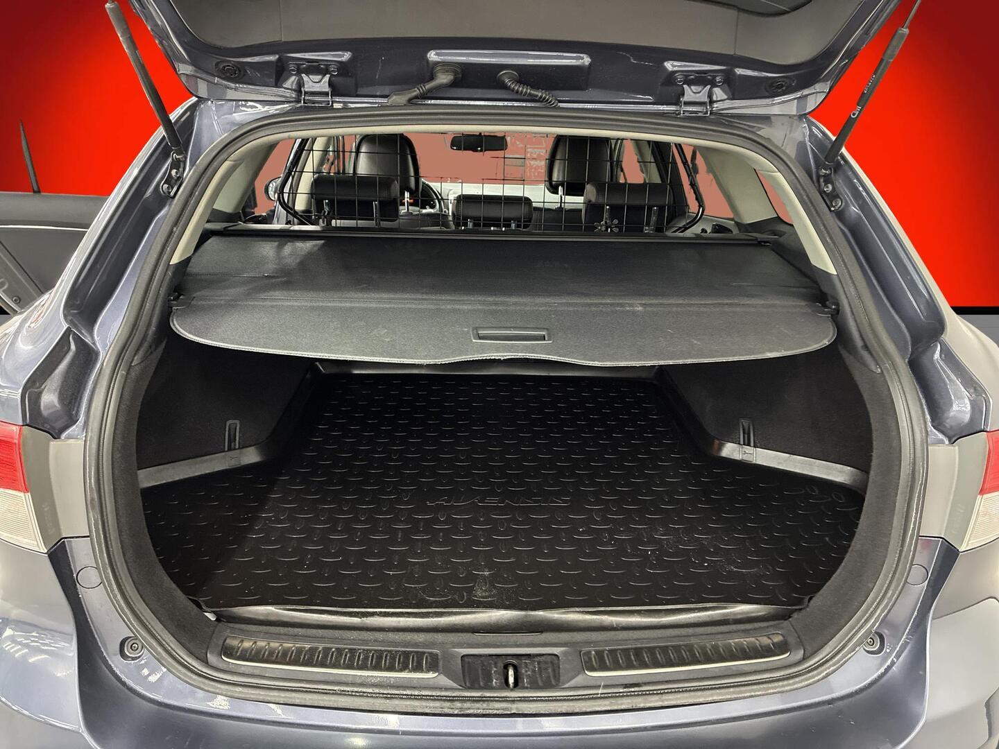 TOYOTA Avensis 2015