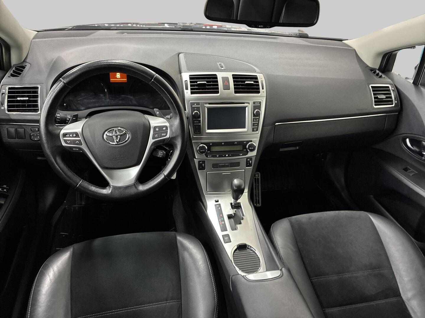 TOYOTA Avensis 2015