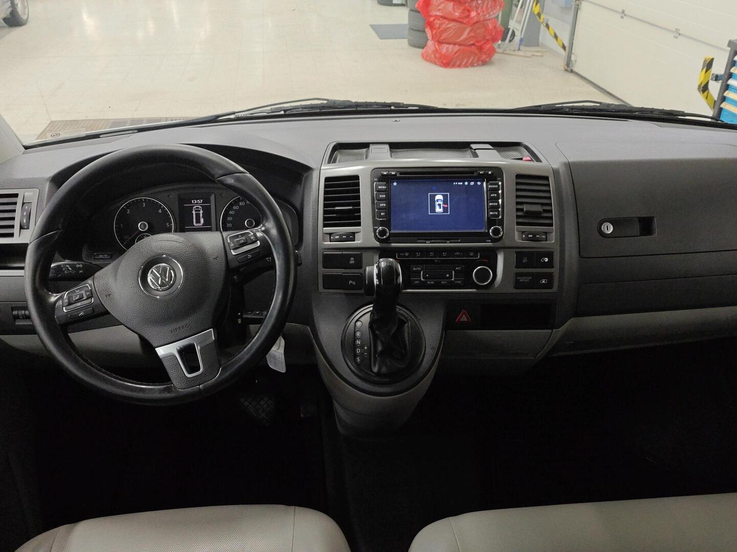 VOLKSWAGEN Caravelle 2012