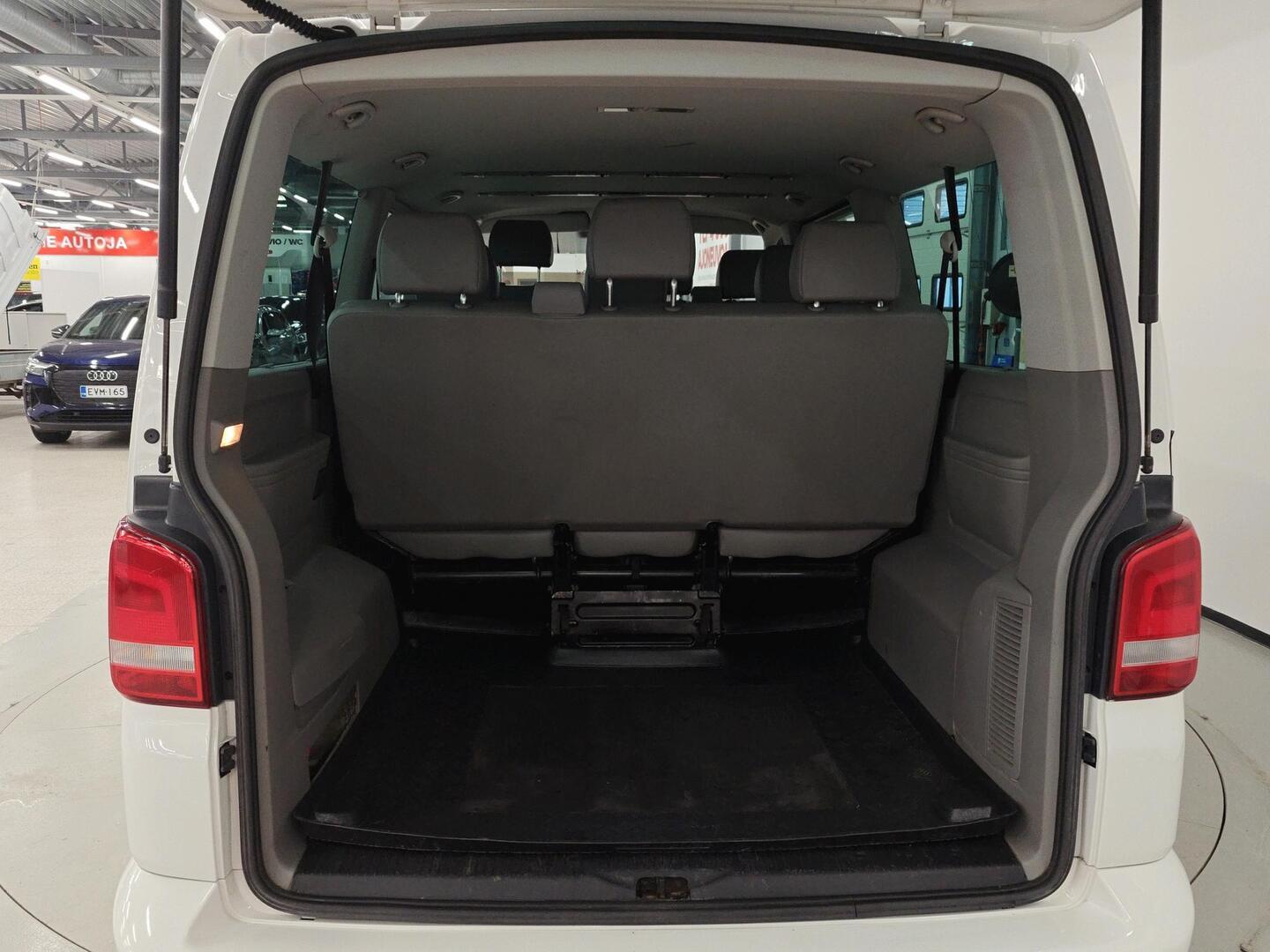 VOLKSWAGEN Caravelle 2012
