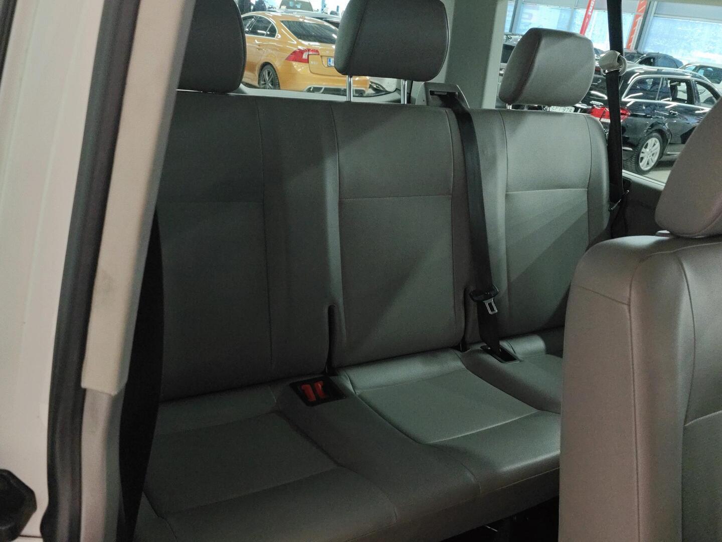 VOLKSWAGEN Caravelle 2012