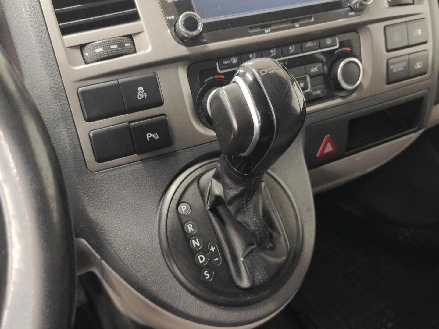 VOLKSWAGEN Caravelle 2012