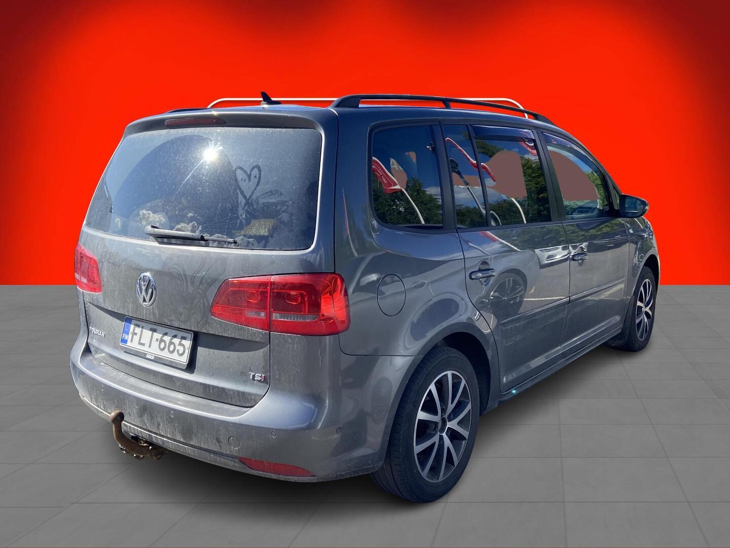 VOLKSWAGEN Touran 2015