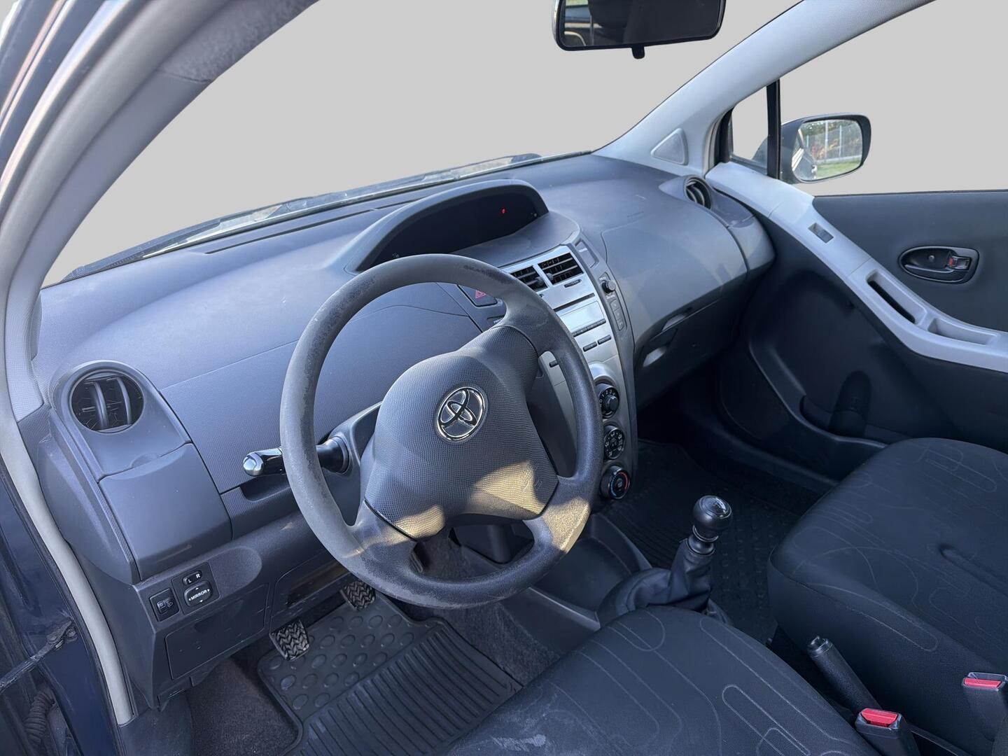TOYOTA Yaris 2010