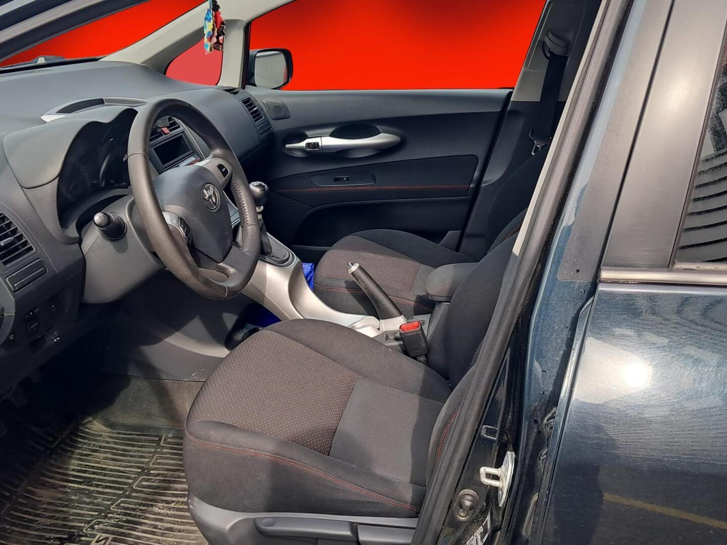 TOYOTA Auris 2012